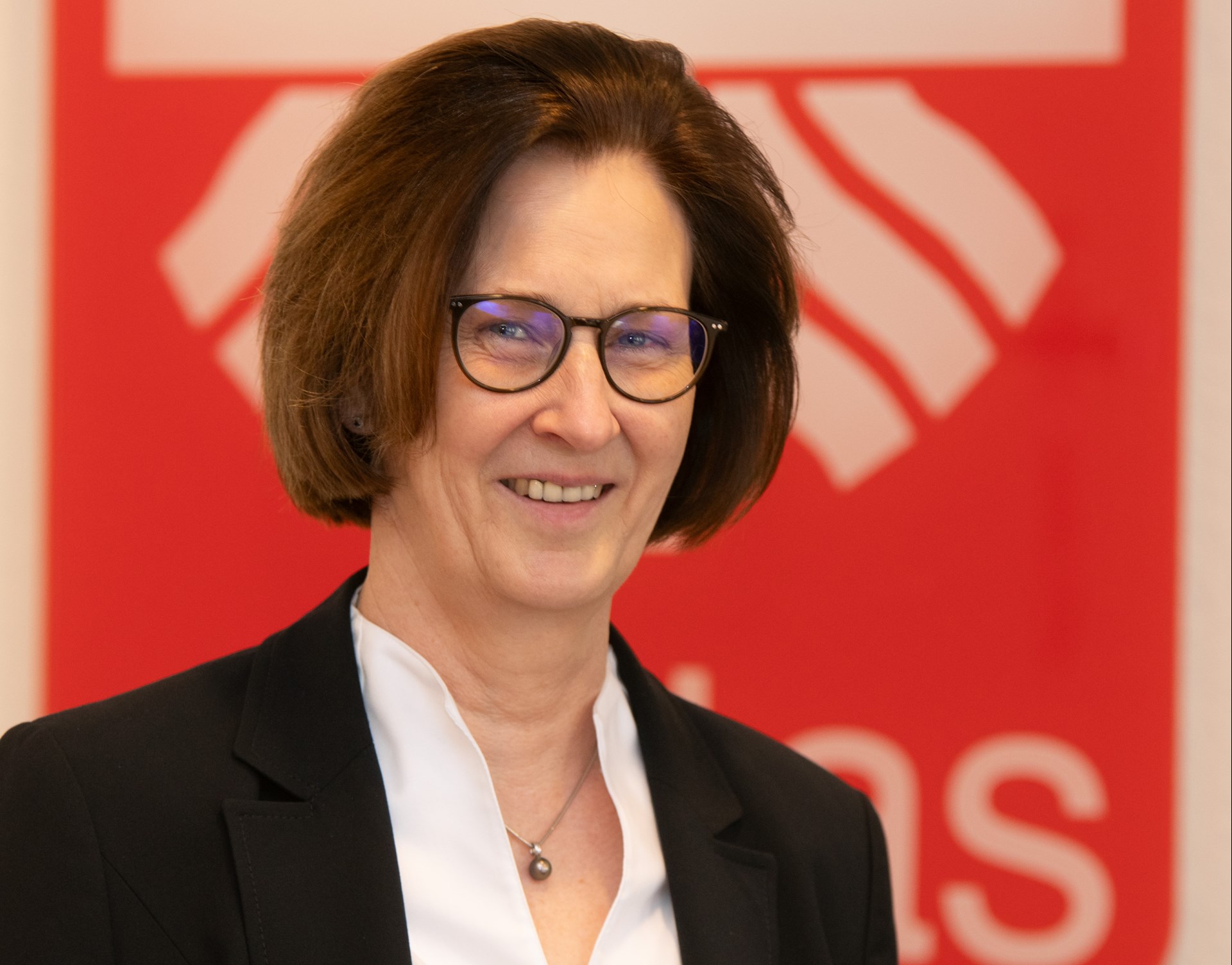 Frau mit kurzen braunen Haaren und Brille